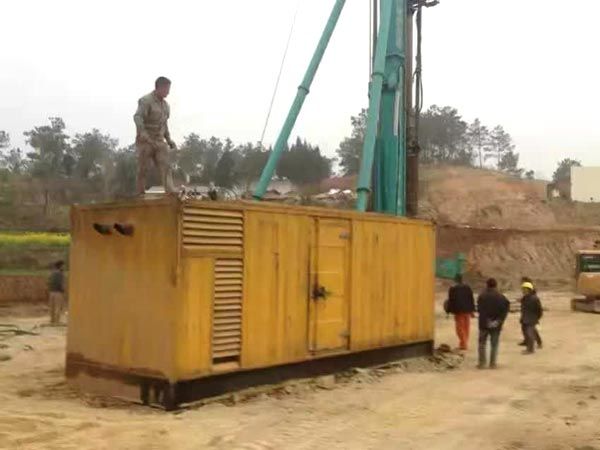 聂荣如何判断水冷式机油散热器密封件是否需要更换？